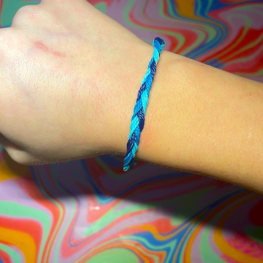 Light blue and dark blue threaded bracelet with adjustable strings💗🌊⚡️